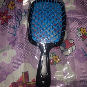 Detangling hair brush